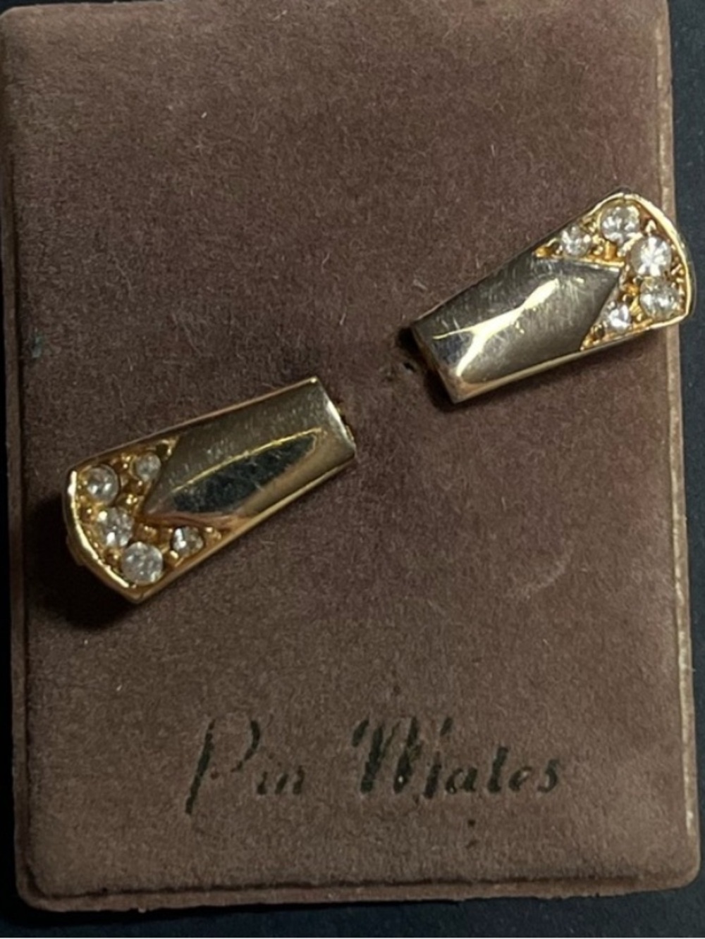 Men’s vintage gold tone pin with sparkles
